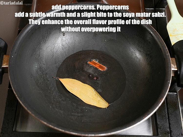 स्टेप 28 – ३&nbsp;<a href="https://www.tarladalal.com/glossary-black-peppercorns-kali-mirch-kalimirch-hindi-566i">काली मिर्च</a> डालें। काली मिर्च सोया मटर की सब्जी …