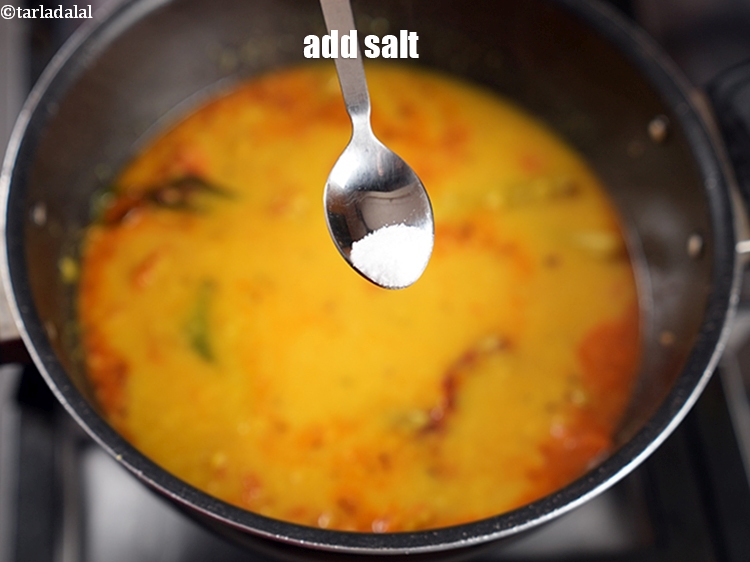 स्टेप 28 – <a href=""https://www.tarladalal.com/glossary-salt-namak-table-salt-hindi-418i"">नमक</a>&nbsp;स्वादानुसार&nbsp;डालें।