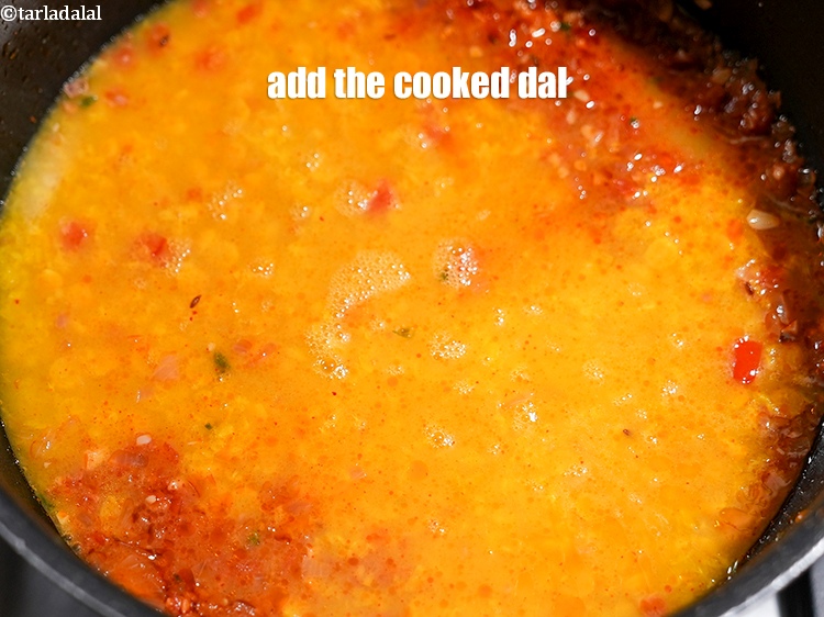 स्टेप 28 – अब पकी हुई दाल डालें।