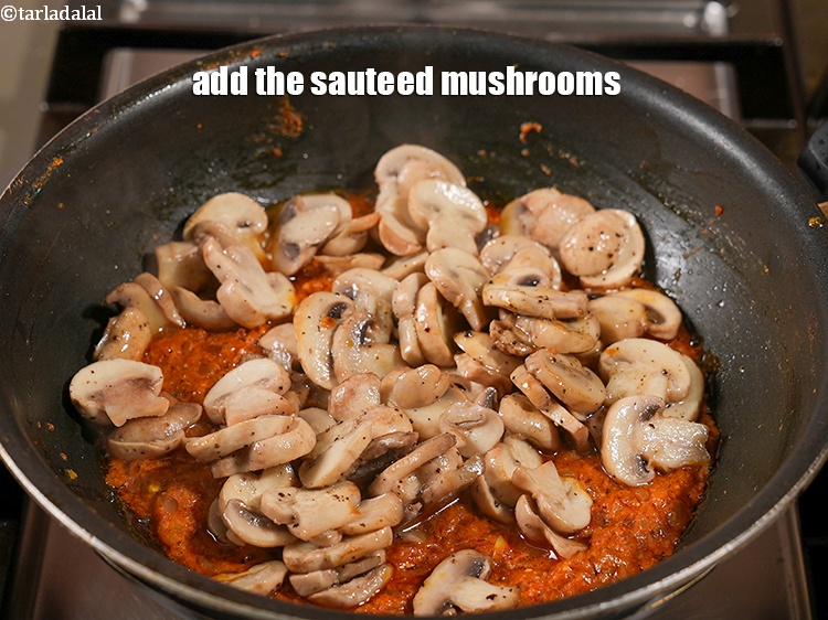 स्टेप 27 – भूने हुए मशरूम डालें।