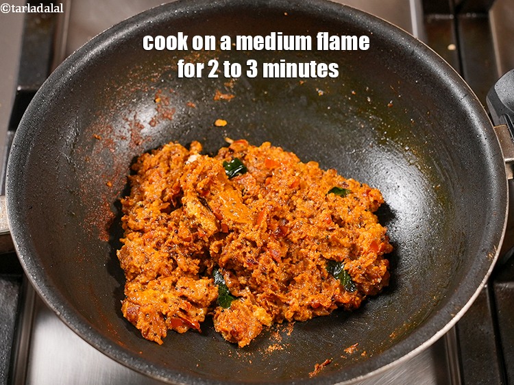 स्टेप 28 – मध्यम आंच पर 2 से 3 मिनट तक पकाएं।