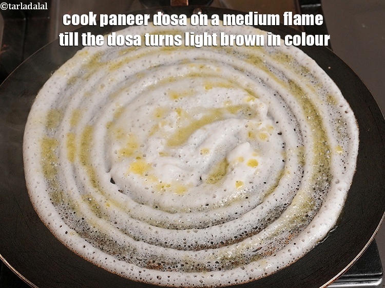 स्टेप 34 – मध्यम आंच पर <strong>पनीर डोसा</strong> को तब तक पकाएं जब …