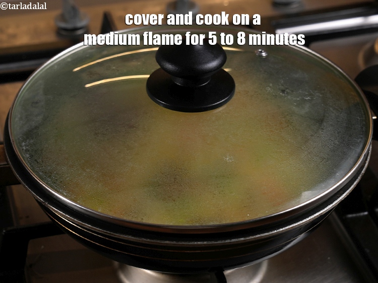 स्टेप 28 – <p>ढककर मध्यम आंच पर 5 से 8 मिनट तक पकाएं, …