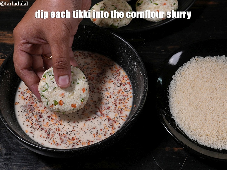 स्टेप 28 – प्रत्येक टिक्की को कॉर्नफ्लोर के घोल में डुबोएं।