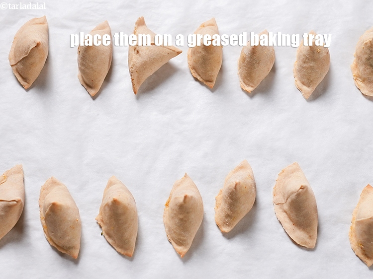 स्टेप 28 – इन्हें चुपड़ी हुई बेकिंग ट्रे पर रखें।