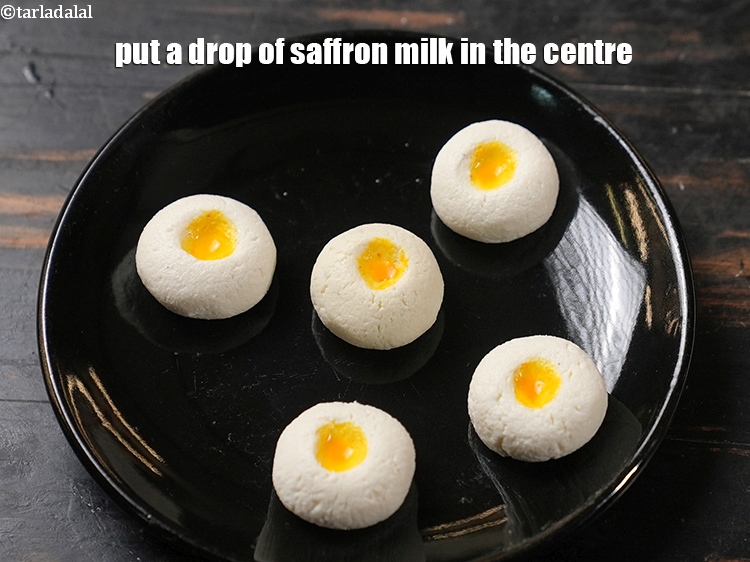 Step 28 – Put a drop of saffron milk in the centre.