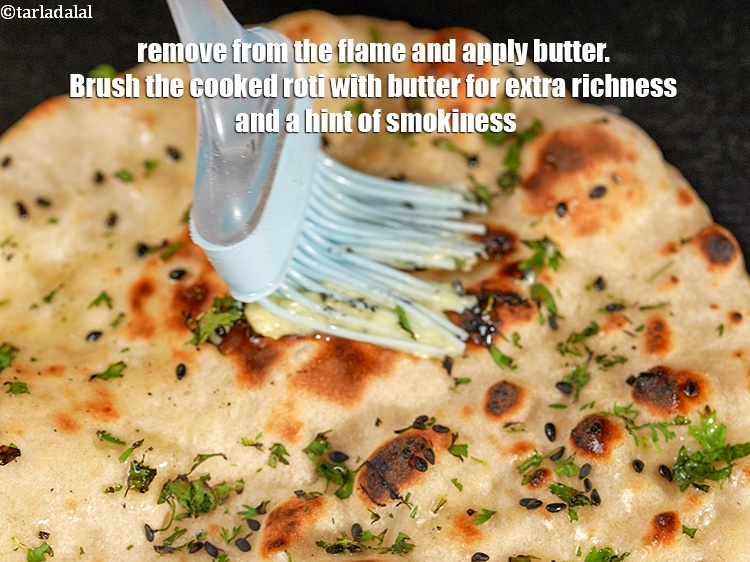 स्टेप 28 – आंच से उतार लें और&nbsp;१/२&nbsp;टी-स्पून&nbsp;<a href=""https://www.tarladalal.com/glossary-butter-makhan-hindi-233i"">मक्खन</a>&nbsp;लगाएँ। अतिरिक्त स्वाद और धुएँ …