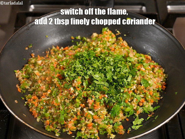 स्टेप 28 – आंच बंद कर दें,२ टेबल-स्पून&nbsp;बारीक&nbsp;<a href=""https://www.tarladalal.com/glossary-chopped-coriander-hindi-783i"">कटा हुआ धनिया</a> डालें। बारीक …