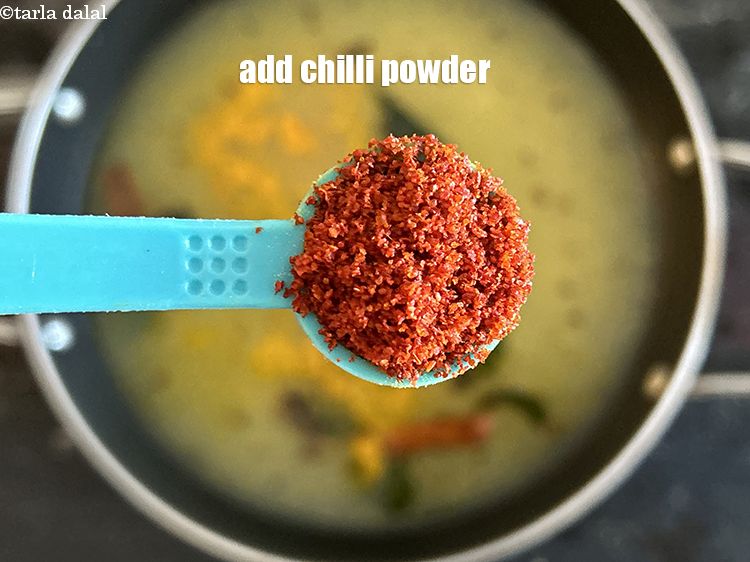 स्टेप 28 – १/4 टी-स्पून&nbsp;<a href=""https://www.tarladalal.com/glossary-chilli-powder-red-chilli-powder-hindi-339i"">लाल मिर्च पाउडर</a>&nbsp;<span style=""font-size:11pt""><span style=""font-family:Calibri,sans-serif""><span style=""background-color:white""><span style=""font-family:&quot;Nirmala UI&quot;,sans-serif""><span …