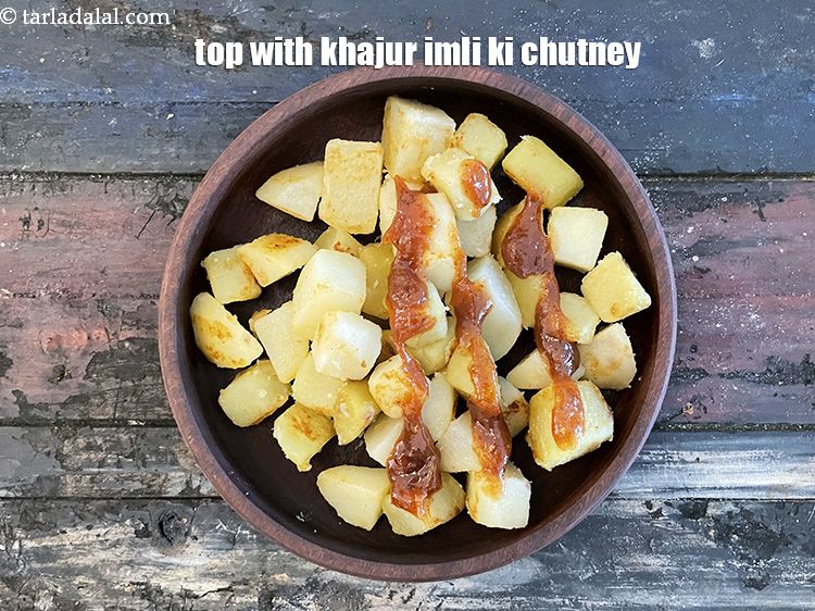 Step 28 – <meta charset="UTF-8" />&nbsp;Top with 1&frac12; tbsp of khajur imli ki chutney