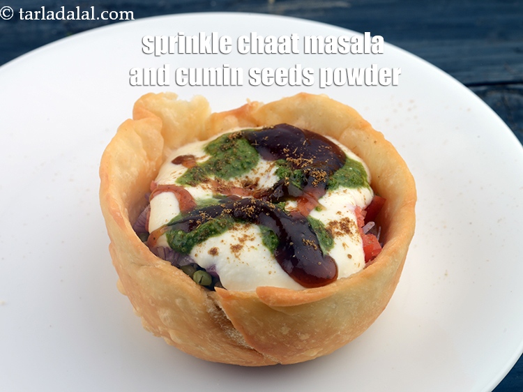 Step 30 – Sprinkle little <a href="https://www.tarladalal.com/glossary-chaat-masala-300i">chaat masala</a> and <a href="https://www.tarladalal.com/glossary-cumin-seeds-powder-jeera-powder-zeera-powder-382i">cumin seeds (jeera) powder</a>.