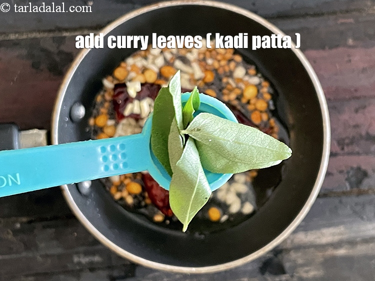 स्टेप 28 – ४ से ५ <a href=""https://www.tarladalal.com/glossary-curry-leaves-kadi-patta-kadipatta-hindi-388i"">कड़ी पत्ते</a> डालें।