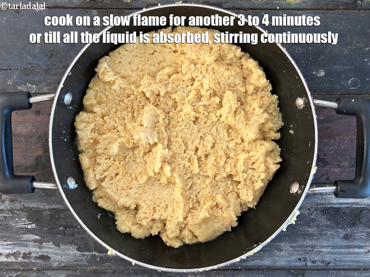 स्टेप 28 – लगातार हिलाते हुए, धीमी आंच पर 3 से 4 मिनट …