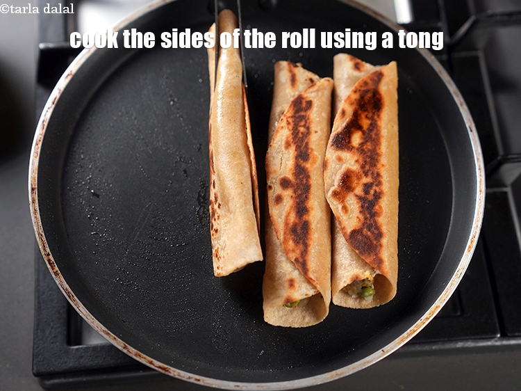 स्टेप 31 – रोल के किनारों को चिमटे की सहायता से पका लें।
