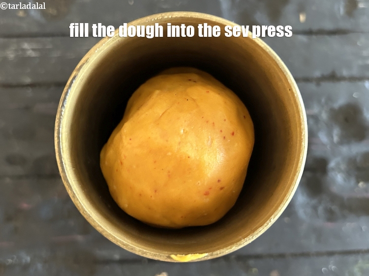 Step 28 – <meta charset="UTF-8" /> Insert the dough into the sev press.