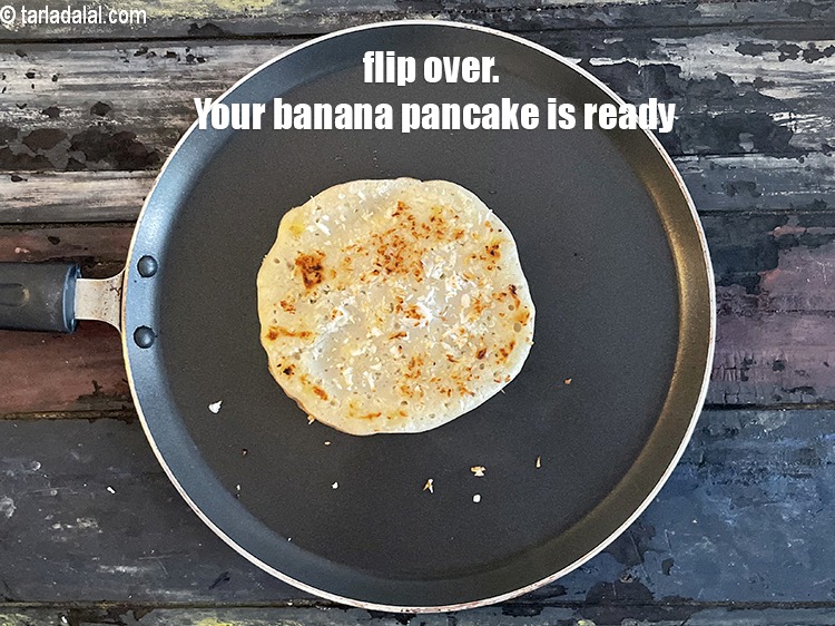 स्टेप 29 – पलट दो। आपका केले का उत्तपम तैयार है।