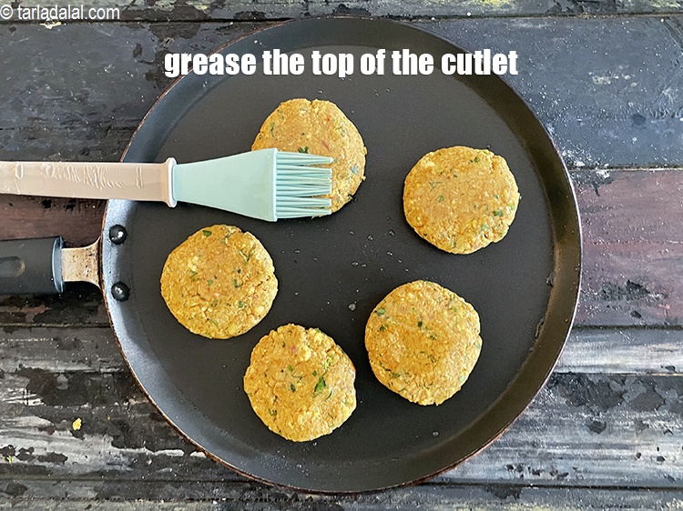 Step 36 – <meta charset="UTF-8" />Grease the top side of the tikkis.&nbsp;<br /> &nbsp;