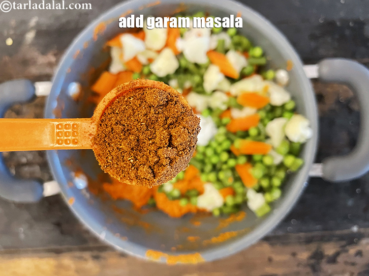 स्टेप 28 – १ १/२ टी-स्पून <a href=""https://www.tarladalal.com/glossary-garam-masala-hindi-296i"">गरम मसाला</a> डालें।