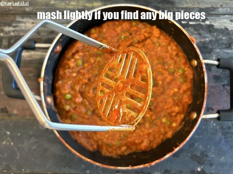 स्टेप 36 – अगर आपको कोई बड़ा टुकड़ा मिले तो हल्का सा मैश …