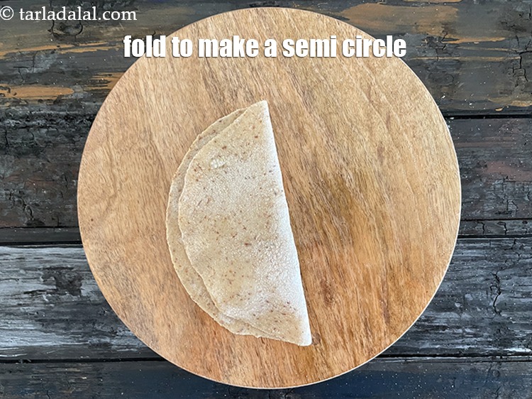 स्टेप 30 – अर्धवृत्ताकार बनाने के लिए मोड़ें।