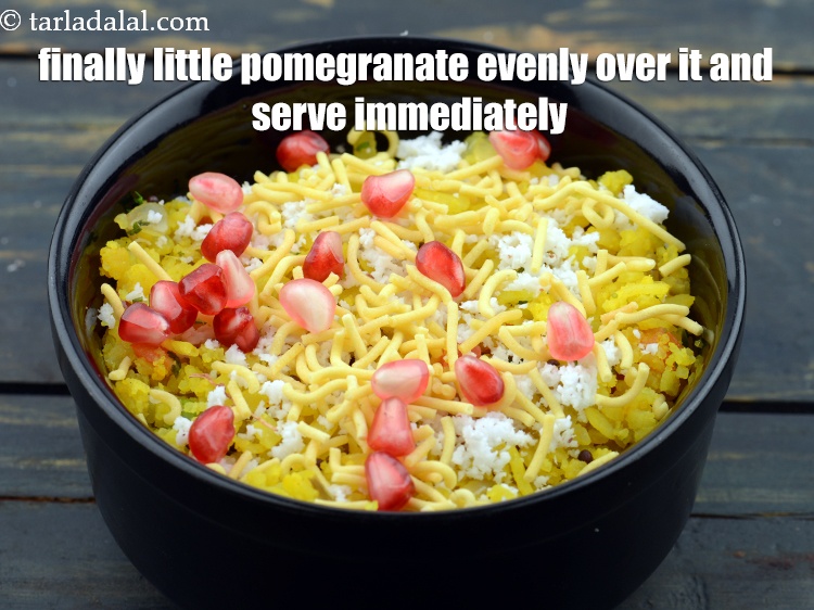 स्टेप 28 – अंत में २ टेबल स्पून <a href=""https://www.tarladalal.com/glossary-pomegranate-anar-hindi-587i"" target=""_blank"">अनार</a> समान रूप …