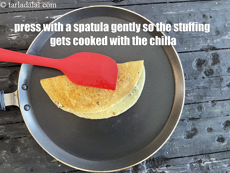 Step 37 – Press&nbsp;with a spatula gerntly down on the stuffing&nbsp;while cooking the chilla. &nbsp; &nbsp;