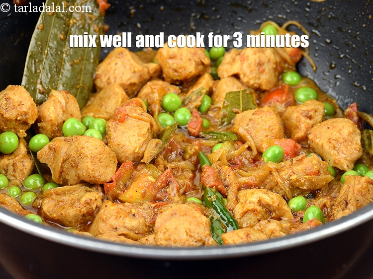 स्टेप 28 – अच्छी तरह मिलाएं और मध्यम आंच पर 3 मिनट तक …