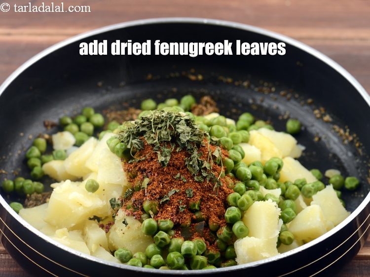 स्टेप 29 – <p>१ टी-स्पून&nbsp;<a href="">कसूरी मेथी</a> डालें।</p>