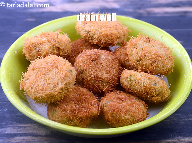 स्टेप 28 – एक बार में कुछ टिक्कियों को तब तक तलें जब …