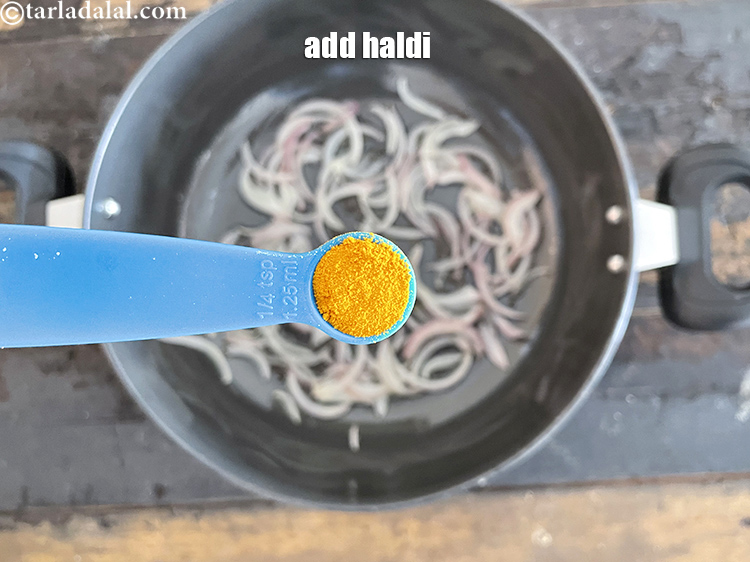 स्टेप 40 – १/४ टी-स्पून <a href=""https://www.tarladalal.com/glossary-turmeric-powder-haldi-hindi-645i"">हल्दी पाउडर</a> डालें।