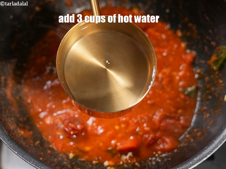 स्टेप 29 – 3 कप गरम पानी डालें।&nbsp;&nbsp;