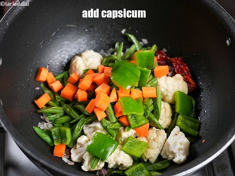 स्टेप 29 – १/४ कप&nbsp;<a href=""https://www.tarladalal.com/glossary-chopped-capsicum-hindi-164i"">कटी हुई शिमला मिर्च</a>&nbsp;डालें ।