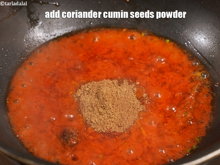 स्टेप 29 – २ टी-स्पून&nbsp;<a href=""https://www.tarladalal.com/glossary-coriander-cumin-seeds-powder-dhania-jeera-powder-hindi-375i"">धनिया-जीरा पाउडर</a>&nbsp;डालें ।