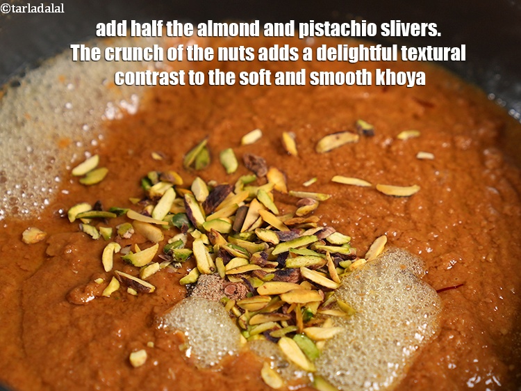 स्टेप 29 – आधे बादाम और पिस्ता के टुकड़े डालें। मेवों का कुरकुरापन …
