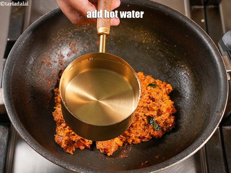 स्टेप 29 – 1 कप गरम पानी डालें।