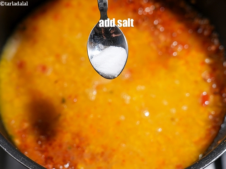 स्टेप 29 – <a href=""https://www.tarladalal.com/glossary-salt-namak-table-salt-hindi-418i"">नमक</a>&nbsp;स्वाद अनुसार&nbsp;डालें।