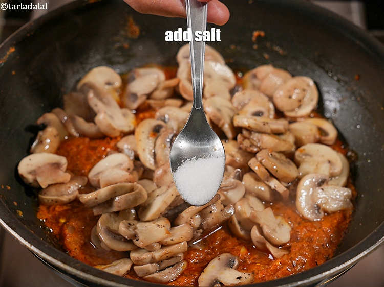 स्टेप 28 – <a href=""https://www.tarladalal.com/glossary-salt-namak-table-salt-hindi-418i"">नमक</a>&nbsp;स्वादानुसार&nbsp;डालें.