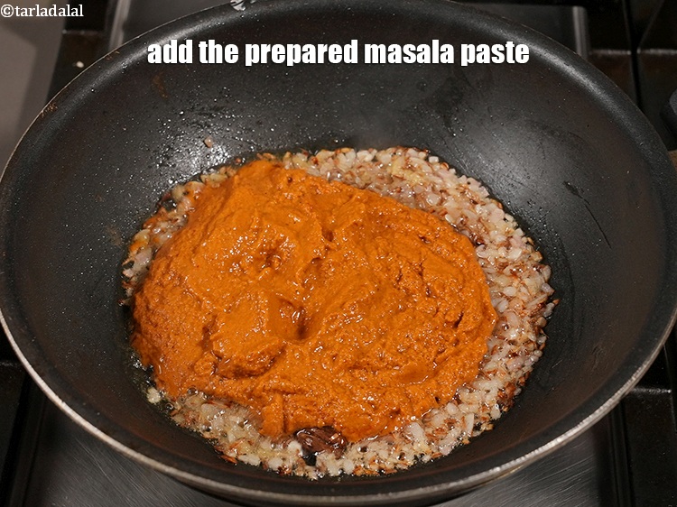 स्टेप 29 – तैयार मसाला पेस्ट डालें।&nbsp;