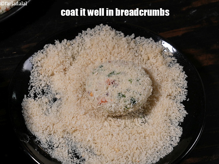 स्टेप 29 – इसे ब्रेडक्रम्ब्स में अच्छी तरह लपेट लें।