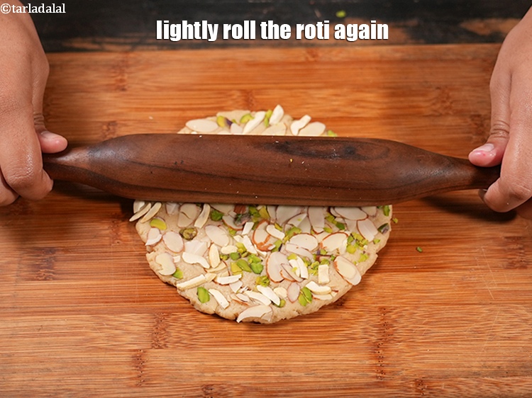 स्टेप 29 – रोटी को फिर से हल्के से बेल लें।&nbsp;