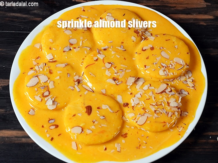 स्टेप 30 – बादाम के टुकड़े छिड़कें।