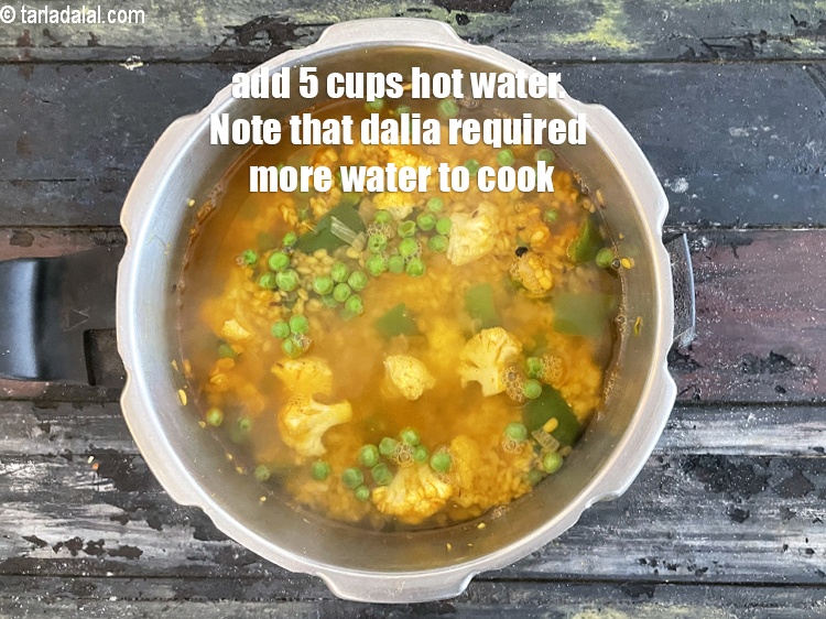 स्टेप 29 – 5 कप गरम पानी डालें। ध्यान दें कि दलिया के …