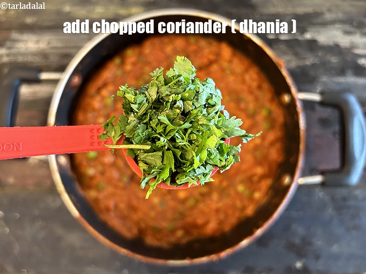 स्टेप 37 – २ टेबल-स्पून&nbsp;बारीक&nbsp;<a href=""https://www.tarladalal.com/glossary-chopped-coriander-hindi-783i"">कटा हरा धनिया</a>&nbsp;डालें।