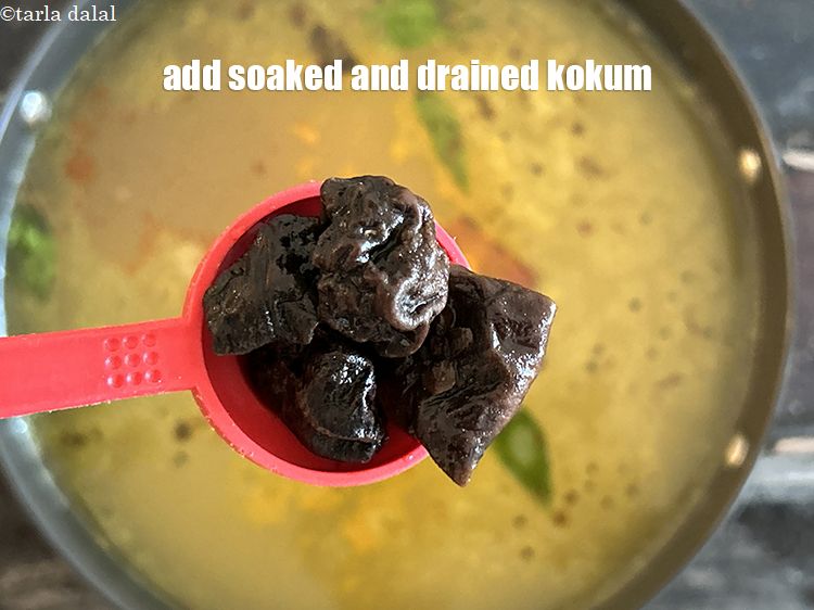 स्टेप 29 – ४&nbsp;<a href=""https://www.tarladalal.com/glossary-kokum-dried-kokum-dry-kokum-hindi-352i"">कोकम</a>&nbsp;,&nbsp;<a href=""https://www.tarladalal.com/glossary-water-pani-hindi-647i"">पानी</a>&nbsp;में भिगोए हुए&nbsp;<span style=""font-size:11pt""><span style=""font-family:Calibri,sans-serif""><span style=""background-color:white""><span style=""font-family:&quot;Nirmala UI&quot;,sans-serif""><span …