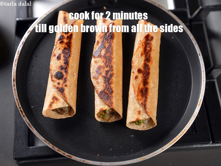 स्टेप 32 – मध्यम आंच पर 2 मिनट तक सभी तरफ से सुनहरा …