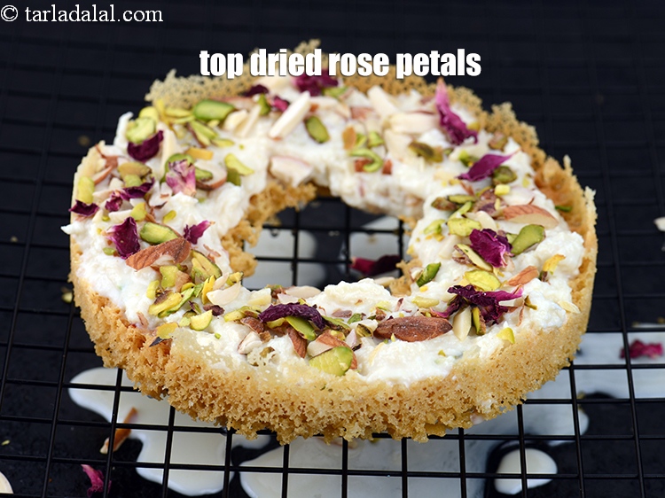 स्टेप 31 – ऊपर से 1 छोटा चम्मच&nbsp;<a href=""https://tarladalal.com/glossary-rose-petals-gulab-ke-patte-hindi-665i#ing_2501"" target=""_blank"">सूखी गुलाब की पंखुड़ियाँ&nbsp;</a>डालें।&nbsp;यह …