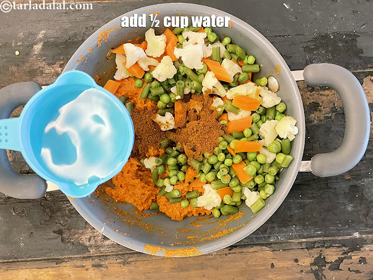 स्टेप 29 – १/२ कप पानी डालें।