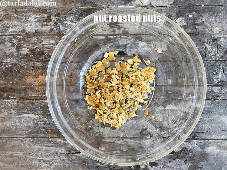 स्टेप 32 – एक गहरे बाउल में भुने हुए मेवे डालें।