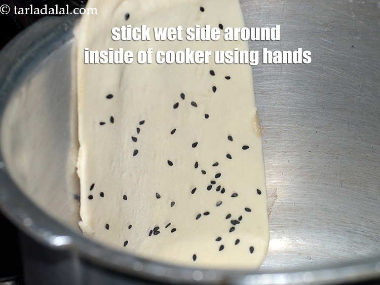 स्टेप 28 – अपने हाथों का उपयोग करके गीले भाग को प्रेशर कुकर …