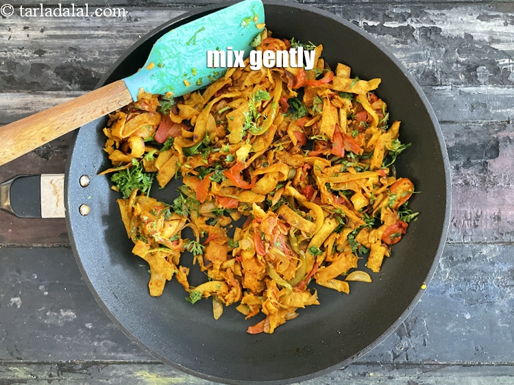 Step 29 – <p>Mix <strong>chapati masala noodles | roti vegetable noodles | healthy chilli chapathi noodles |&nbsp;</strong>gently.</p>